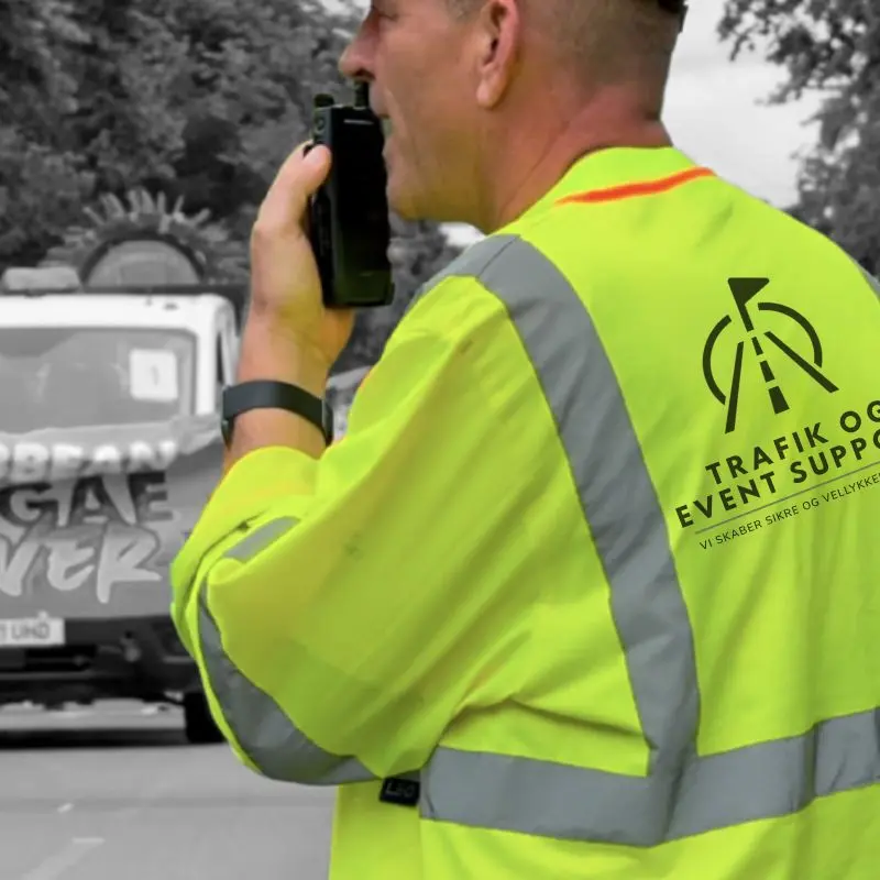 Medarbejder fra Trafik og Event Support i gul vest med walkie-talkie