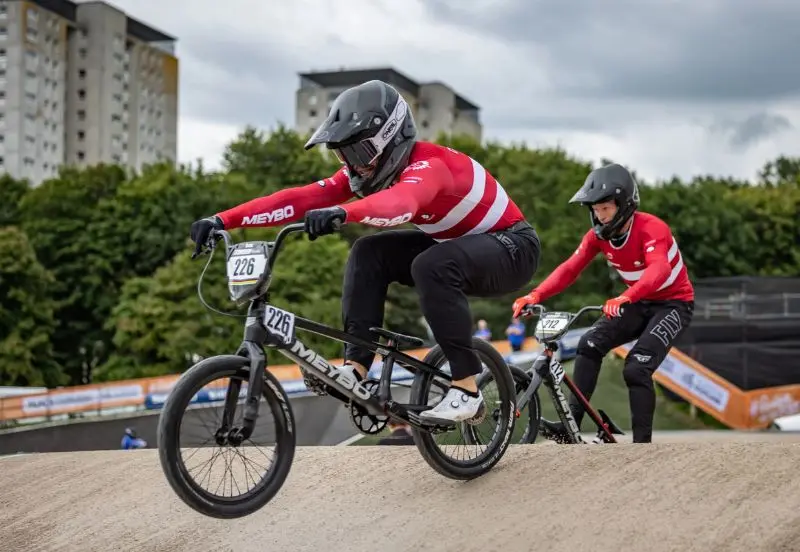 BMX-ryttere på bane under VM i BMX